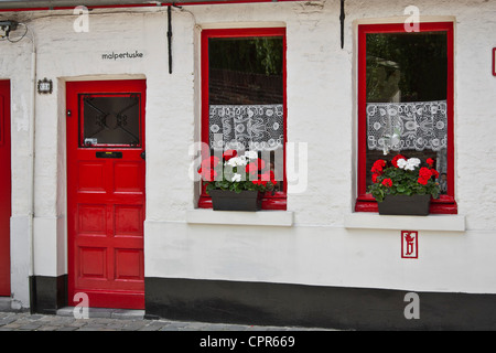 Colorato e incantevole casa anteriore, Bruges, Belgio Foto Stock