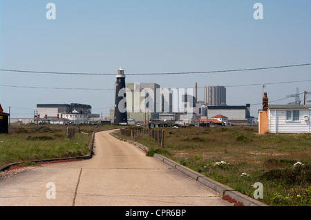 Dungeness Centrale Nucleare Kent Regno Unito con il vecchio faro in primo piano si vede attraverso il calore estivo Haze Foto Stock