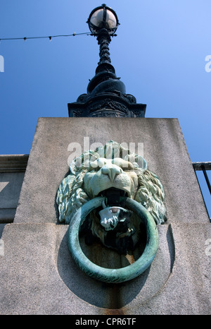 Testa di leone anello di ormeggio sul Victoria Embankment, Londra Foto Stock