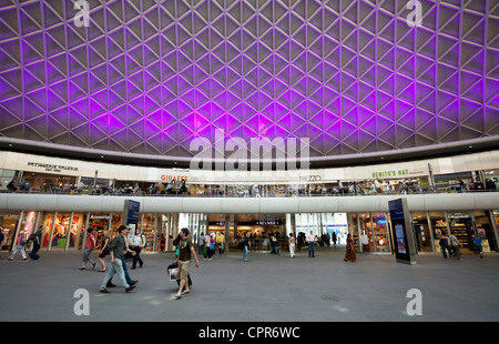 Atrio Partenze di Kings Cross Station, a Londra con il primo piano food court Foto Stock