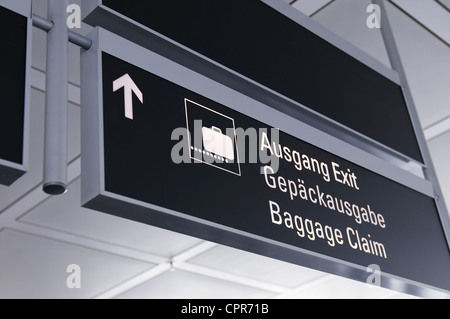 Un Airport Baggage rivendicazione firmare con la valigia di bagagli e la freccia direzionale di simboli. Foto Stock