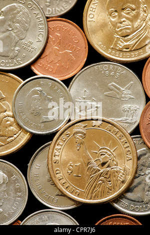 Dollaro degli Stati Uniti moneta e un assortimento di statunitensi e canadesi monete in primo piano-Victoria, British Columbia, Canada. Foto Stock