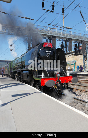 LMS Principessa incoronazione Classe 6233 Duchessa di Sutherland treno a vapore a Carlisle stazione ferroviaria, Carlisle Foto Stock