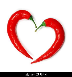 Due chili peppers formando una forma di cuore. Amante calda simbolo. Foto Stock