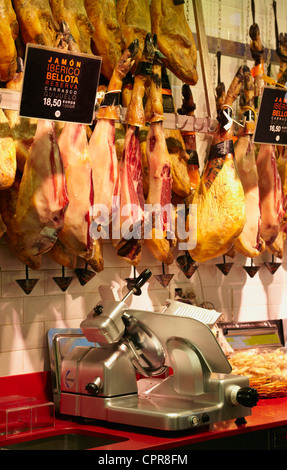 Indurito il prosciutto iberico appesi in una macelleria. Il Mercado de San Miguel. Madrid. Spagna Foto Stock