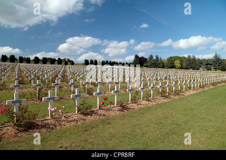 Vista generale oltre il francese Cimitero Nazionale di fronte all'Ossario Douaumont, vicino a Fort Douaumont, vicino a Verdun, Francia. Foto Stock