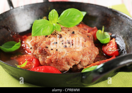 Polpetta di carne e pomodori in padella Foto Stock