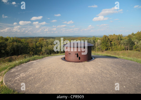 Una torretta di osservazione sulla Fort Douaumont guardando sopra la campagna dietro, vicino a Verdun, Francia. Foto Stock