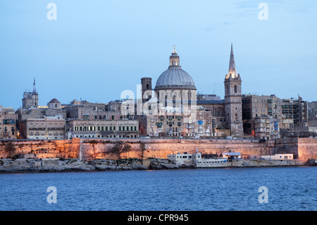 Incredibile nightview dal mare del porto di La Valletta, Malta. Foto Stock