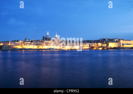 Incredibile nightview dal mare del porto di La Valletta, Malta. Foto Stock