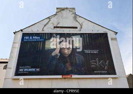 PRIMESIGHT cartelloni pubblicitari sulla parete di estremità della casa per Sky HD ATLANTICO dramma in Newport South Wales UK Foto Stock