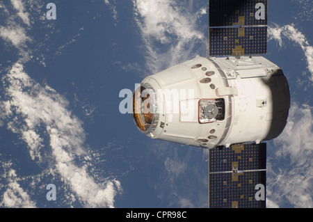 La SpaceX Dragon commerciale cargo craft si avvicina alla Stazione Spaziale Internazionale il 25 maggio 2012 per la benna mordente e di ormeggio. Dragon è diventato il primo commercialmente sviluppato un veicolo spaziale ad essere lanciato verso la ISS. Foto Stock