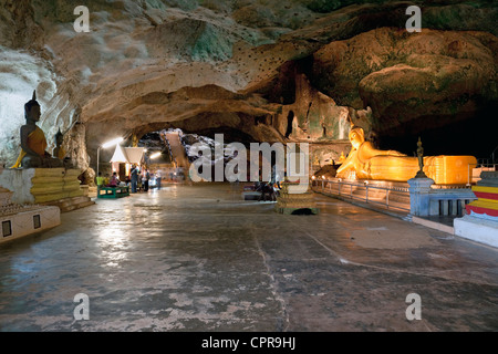 'Dark grotta", Wat Tham Suwankhuha (Cielo Grotta Tempio), Phang-Nga Provincia, Thailandia Foto Stock