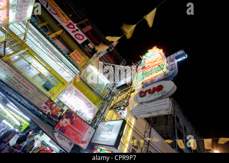 Thanon Khao San (Ko San Road) di notte con le indicazioni Neon, Banglamphu, Bangkok, Thailandia, Asia Foto Stock