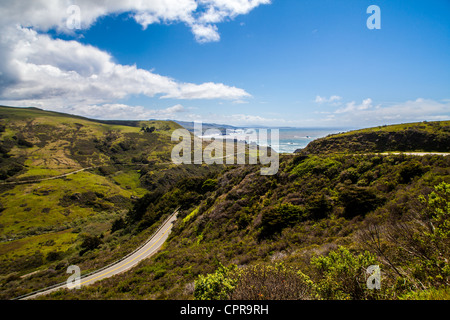 Autostrada 1 sulla parte settentrionale della costa della California con il limo laden deflusso del fiume russo di capra e Rock in distanza Foto Stock
