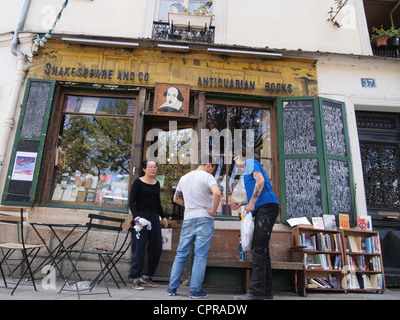 I clienti al di fuori di Shakespeare e Co di antiquario libri a Parigi, Francia, 10 maggio 2012, © Katharine Andriotis Foto Stock