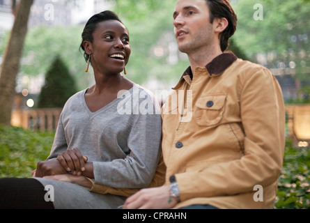 Un uomo e una donna godere della reciproca compagnia in Bryant Park di New York City. Foto Stock