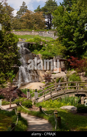 Il giardino giapponese con cascata e ponte di legno a Maymont Estate in Richmond, Virginia Foto Stock