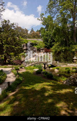 Il giardino giapponese con cascata e ponte di legno a Maymont Estate in Richmond, Virginia Foto Stock