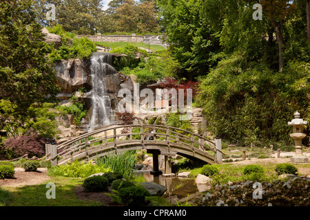 Il giardino giapponese con cascata e ponte di legno a Maymont Estate in Richmond, Virginia Foto Stock