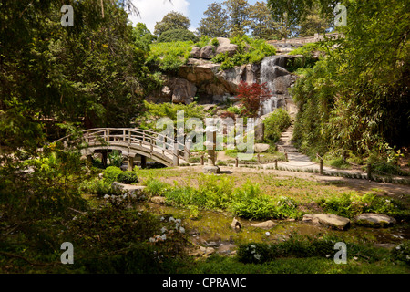 Il giardino giapponese con cascata e ponte di legno a Maymont Estate in Richmond, Virginia Foto Stock