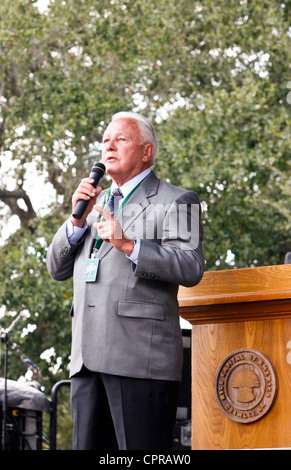 Edwin Edwards, ex Governatore della Louisiana parla alla folla al settantacinquesimo International Festival del Riso Foto Stock