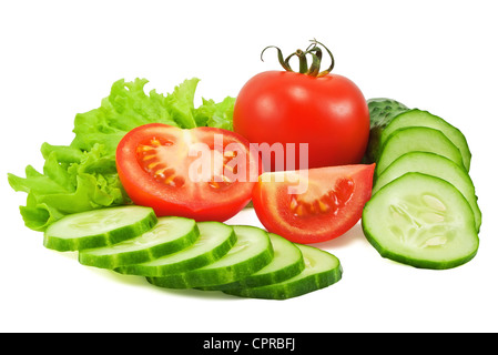 Pomodori e cetrioli con lattuga isolati su sfondo bianco Foto Stock
