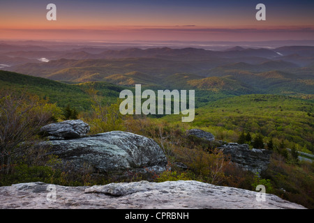 Mattina colori sopra le Blue Ridge Mountains come visto dalla cresta ruvida si affacciano nella Carolina del Nord Foto Stock