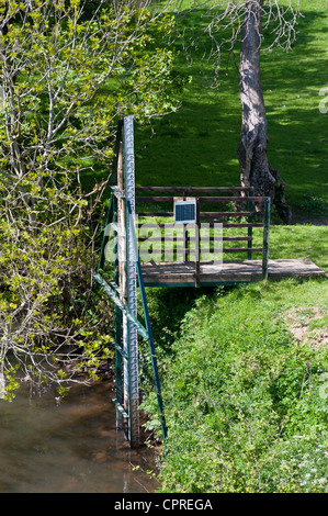 Alluvione marcatore profondità impostato accanto al fiume Tamar vicino Ponte Graystone Foto Stock