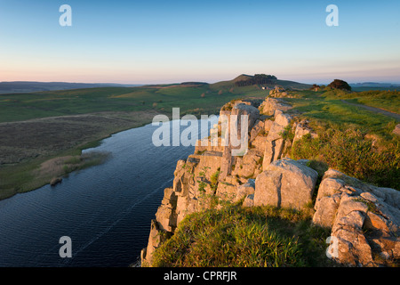 Falesia di Lough visto da da balze Highshield su una sera d'estate.nel Parco nazionale di Northumberland Foto Stock