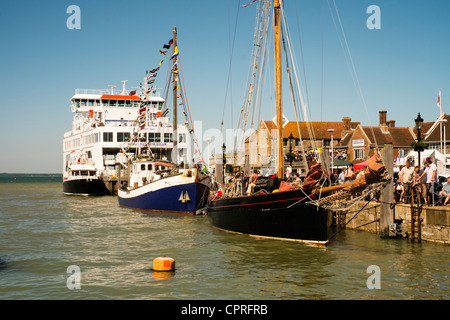 Navi e festaioli mescolare insieme sulla banchina durante il vecchio Gaffers Festival a Yarmouth sull'Isola di Wight. Foto Stock