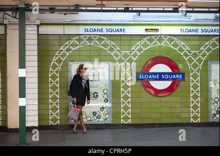 Londra, Inghilterra, Regno Unito. Sloane Square Stazione della Metropolitana con persone in attesa per tubo in treno. Maggio 2012. Foto Stock