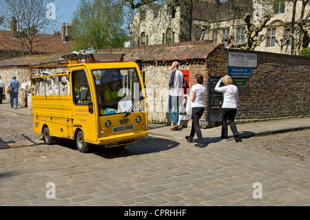 Veicolo elettrico EV utilizzato per il riciclaggio dei rifiuti rifiuti raccolta rifiuti York North Yorkshire Inghilterra Regno Unito GB Gran Bretagna Foto Stock