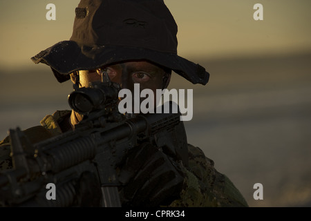 Un US Navy SEAL durante la formazione di acqua al tramonto Gennaio 9, 2012 a Coronado, CA. Foto Stock