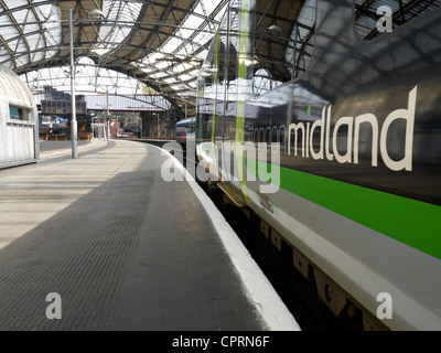 London Midland treno alla stazione ferroviaria di Lime Street in Liverpool Regno Unito Foto Stock