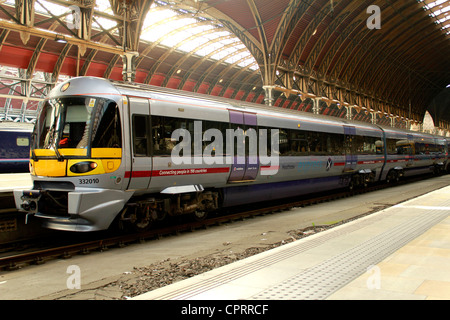 Il treno in attesa presso la stazione di Paddington, Londra Foto Stock