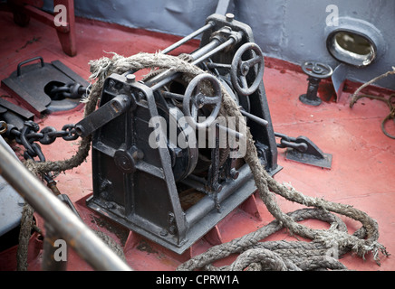 Verricello per ancora con catena e corda Foto Stock