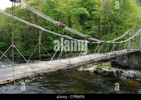 Llangollen catena storico ponte che attraversa il fiume Dee Denbighshire Galles Cymru REGNO UNITO GB Foto Stock