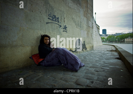 Povertà urbana, Hamis che in questi giorni vive sotto il Pont Louis-Philippe. Un tocco di follia rende il suo cercare l anima di un cert Foto Stock