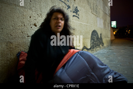 Povertà urbana, Hamis che in questi giorni vive sotto il Pont Louis-Philippe. Un tocco di follia rende il suo cercare l anima di un cert Foto Stock