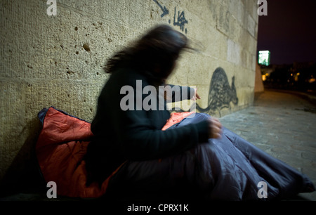 Povertà urbana, Hamis che in questi giorni vive sotto il Pont Louis-Philippe. Un tocco di follia rende il suo cercare l anima di un cert Foto Stock