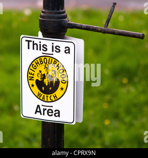 Neighborhood Watch Area segno attaccato a una lampada vittoriana post in una strada residenziale REGNO UNITO Foto Stock