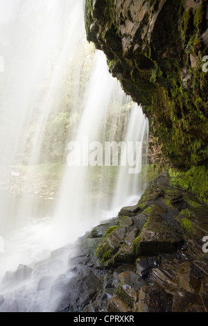 Il percorso bagnato dietro Sgwd Yr Eira cascata Parco Nazionale di Brecon Beacons Galles Foto Stock