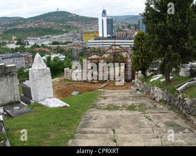 Sarajevo in Bosnia cimitero ebraico mortaio gate ora danneggiato in fase di ripristino Foto Stock