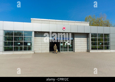 Donna Slodowiec lasciando la stazione della metropolitana di Varsavia, Polonia Foto Stock