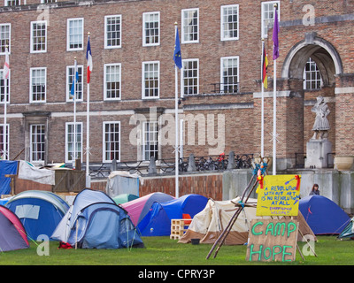 L'occupare Bristol camp al di fuori degli uffici del Consiglio a Bristol, Inghilterra, una parte di un internazionale anti-capitalista campagna Foto Stock