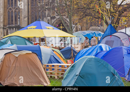 L'occupare Bristol camp al di fuori della cattedrale anglicana a Bristol, Inghilterra, una parte di un internazionale anti-capitalista campagna Foto Stock