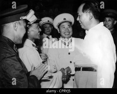 MAO Zedong, 26.12.1893 - 9.9.1976, politico cinese (CPC), presidente del Partito comunista cinese 20.3.1943 - 9.9.1976, con ufficiali dell'esercito Popolare, Jinan, provincia dello Shandong, 1958, Foto Stock