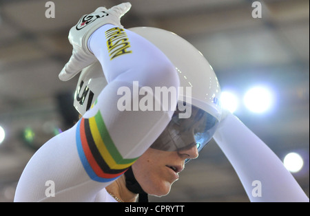 Anna Meares (AUS) presso le donne individuale-sprint semi-finale nel velodromo olimpico di Londra, UCI Track-Cycling World Cup. Foto Stock