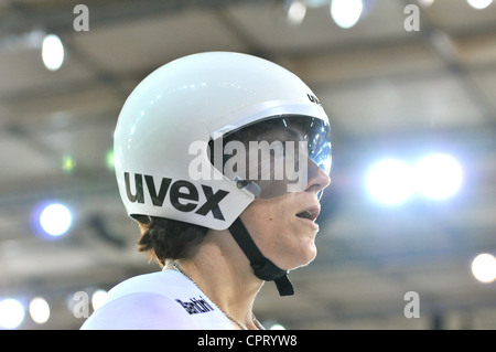 Anna Meares (AUS) presso le donne individuale-sprint semi-finale nel velodromo olimpico di Londra, UCI Track-Cycling World Cup. Foto Stock